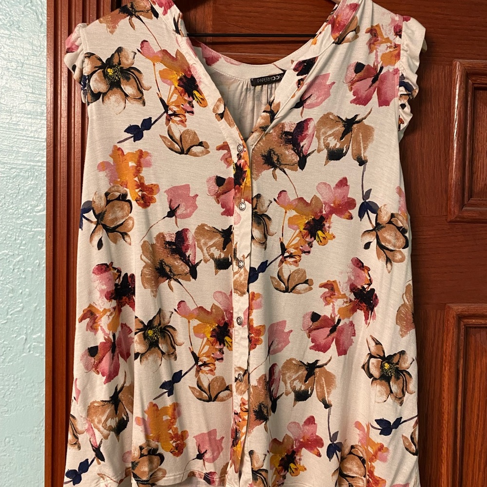 Floral flutter sleeve blouse